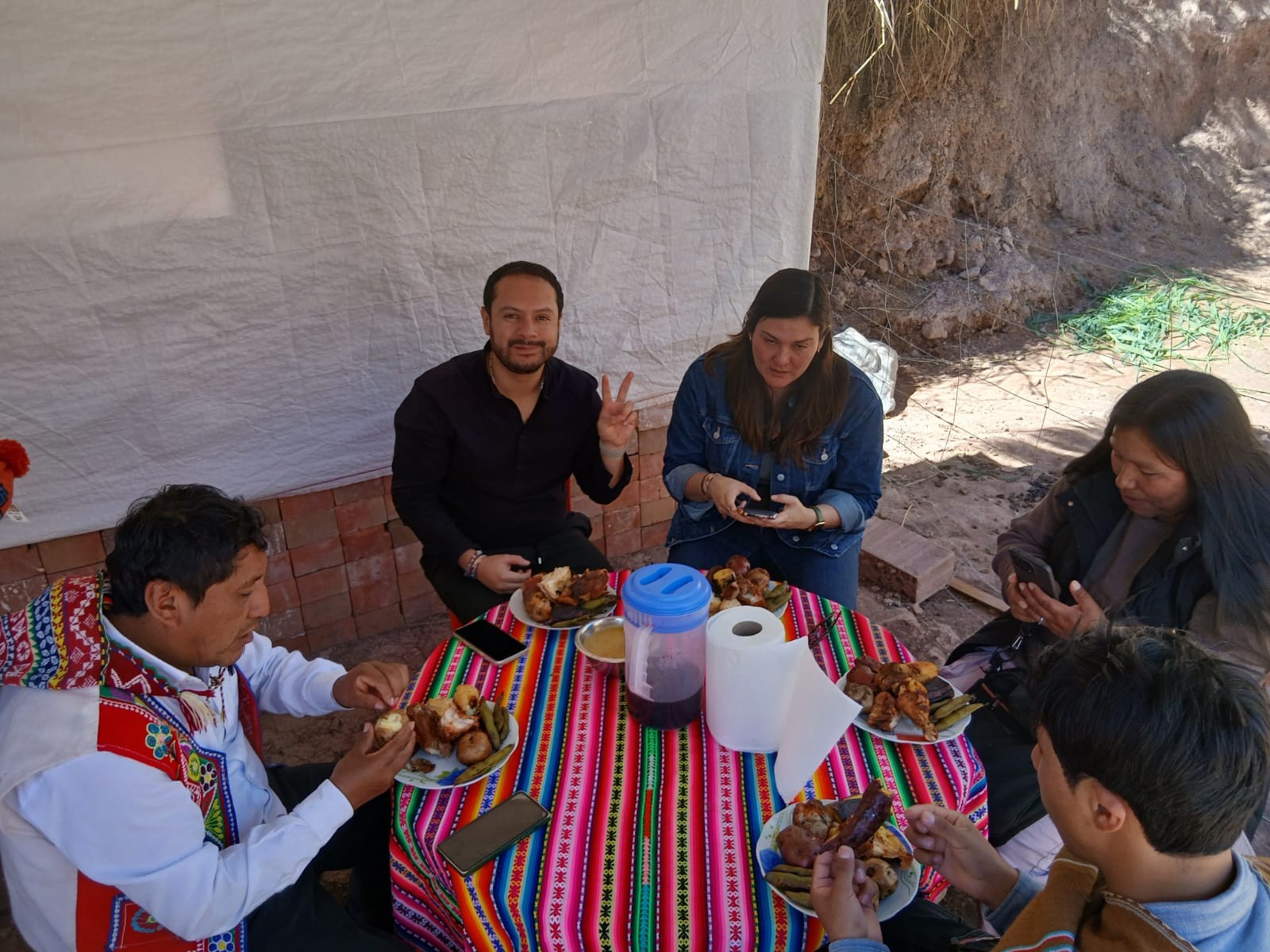 Almuerzo compartido al aire libre con la comunidad de Kallarayan, experiencia Parcarhuasi
