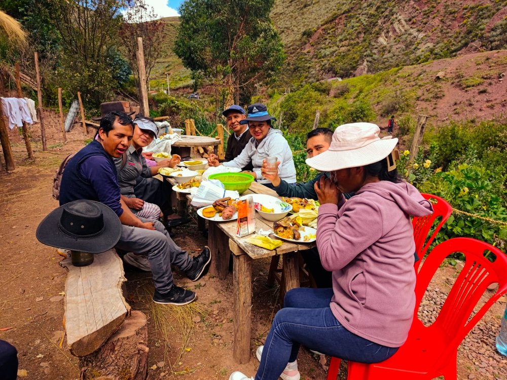 Almuerzo tradicional compartido con la comunidad andina