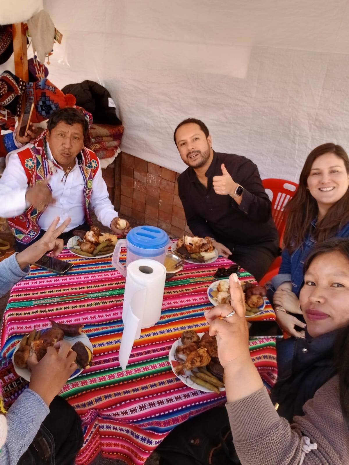 Almuerzo compartido bajo la carpa con la comunidad de Kallarayan, Valle Sagrado, Cusco
