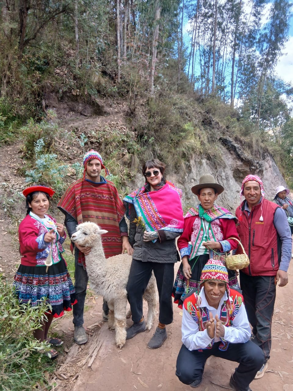 Viajeros junto a una alpaca en el sendero de la comunidad de Kallarayan, cerca de Cusco