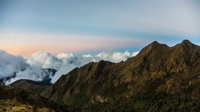 Campamento base al atardecer, camino al sitio piramidal de Lacco Mapacho