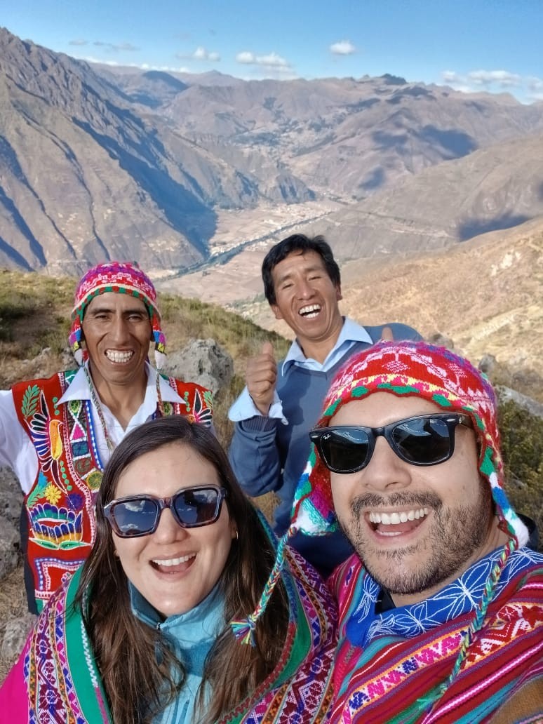 Selfie de grupo con vista panorámica sobre el Valle Sagrado, comunidad de Kallarayan