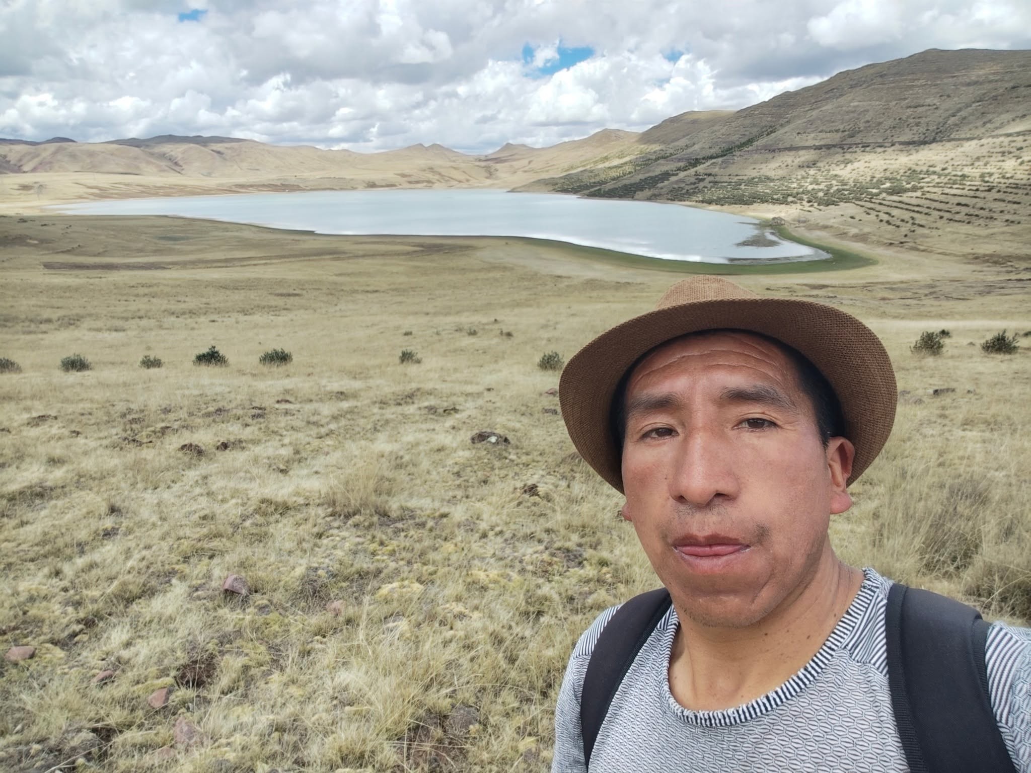 Guía local durante el trek con llamas a Huchuy Cusco