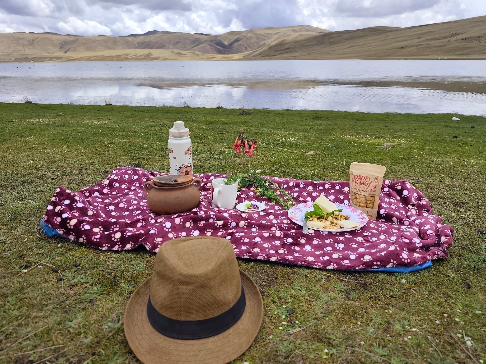 Campamento junto a una laguna altoandina durante el trek con llamas