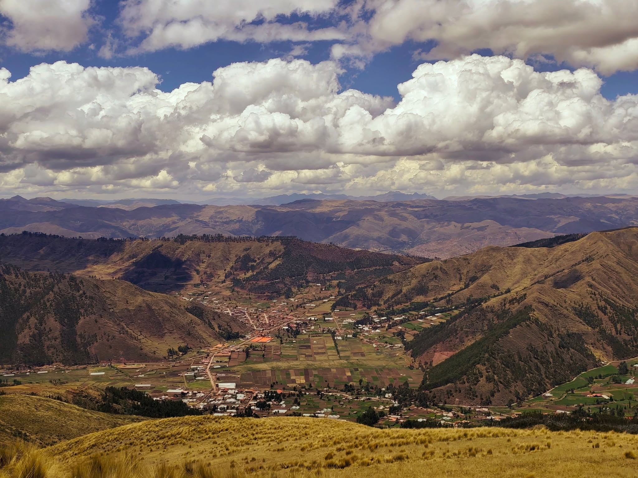 Vista panorámica del Valle Sagrado durante el trek con llamas a Huchuy Cusco