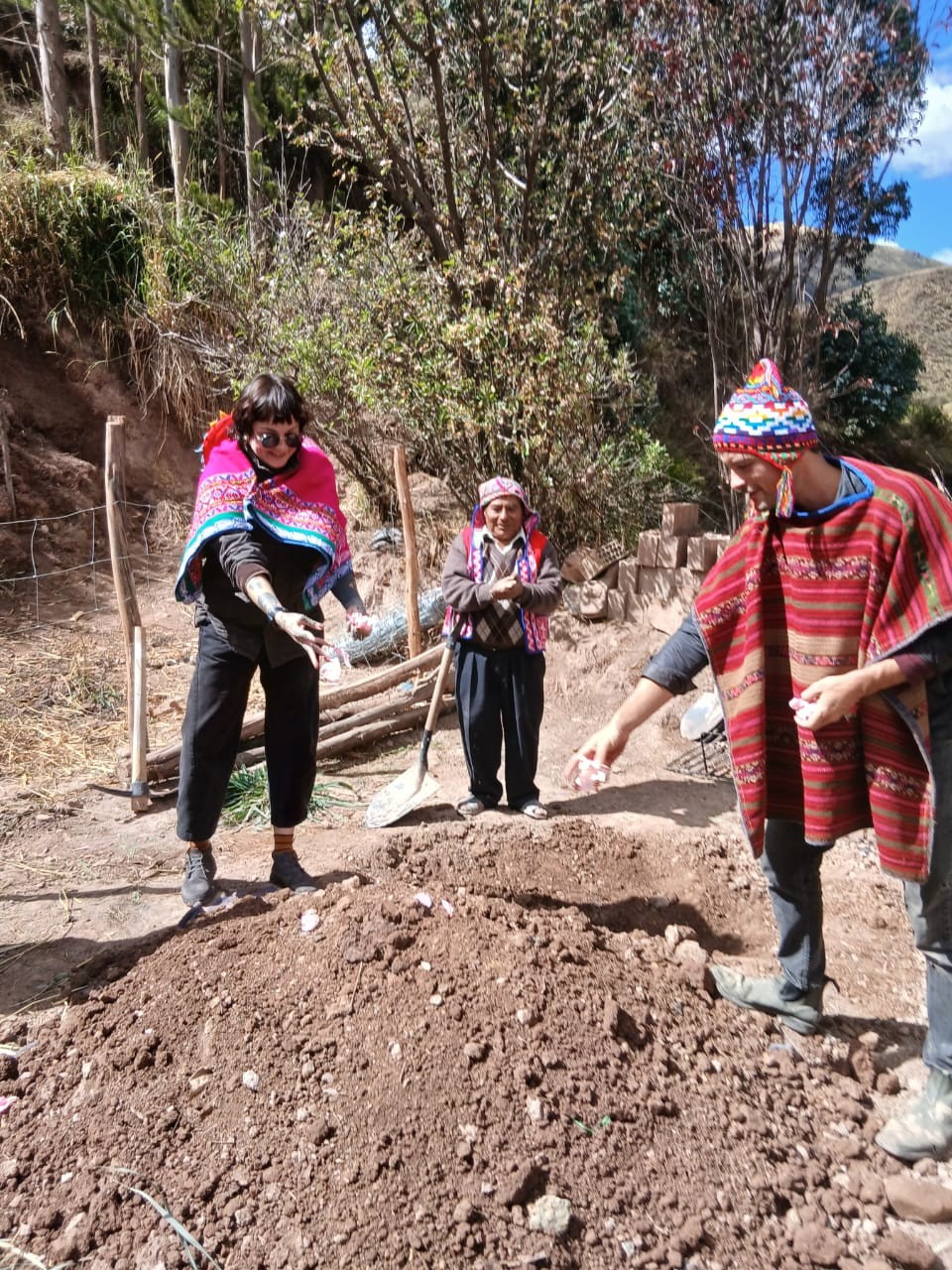 Ofrenda ritual a la Pachamama dispersada sobre la tierra, Parcarhuasi Kallarayan