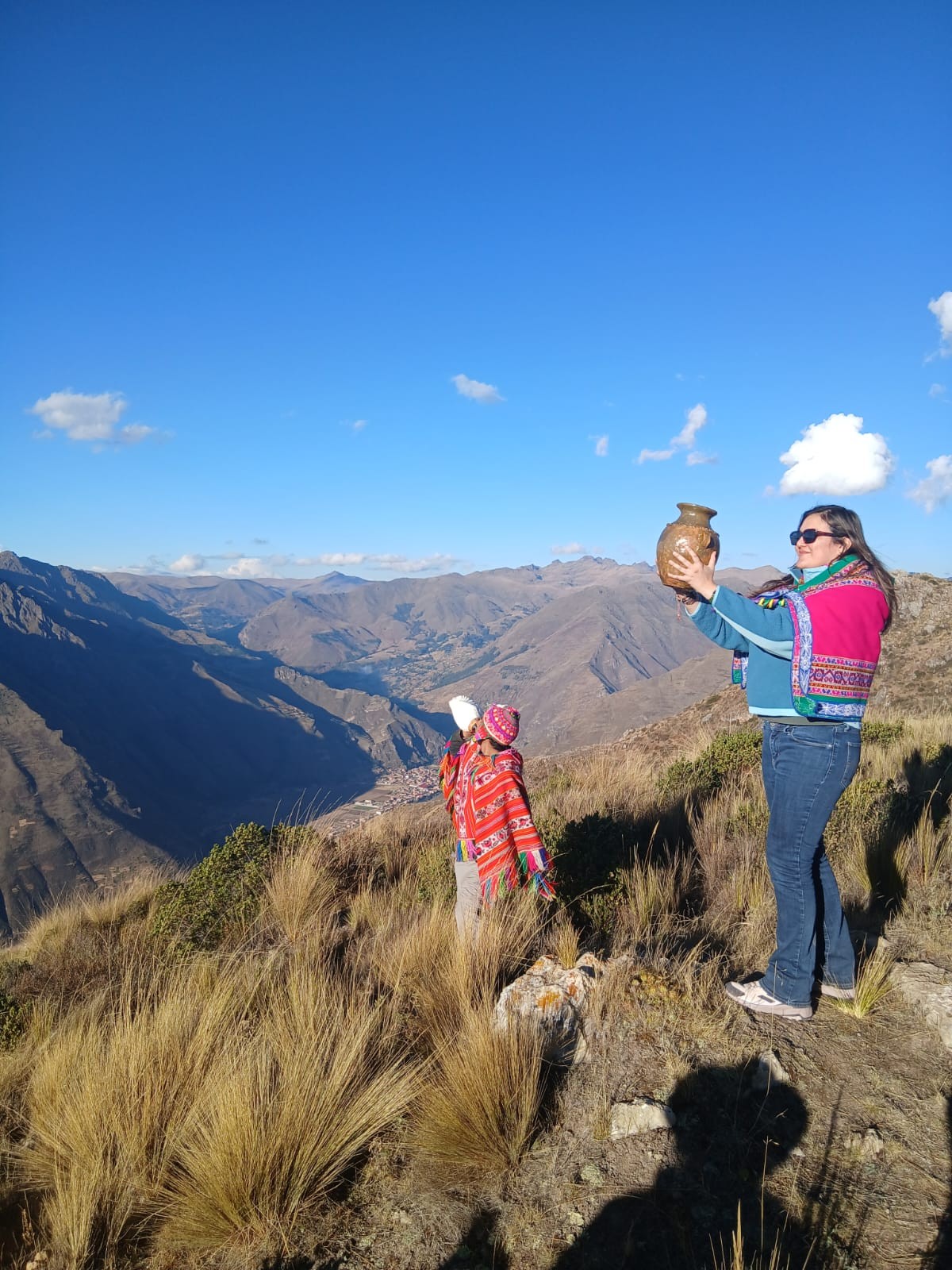 Ofrenda con vasija en alto sobre el Valle Sagrado, cerca de Kallarayan y Cusco