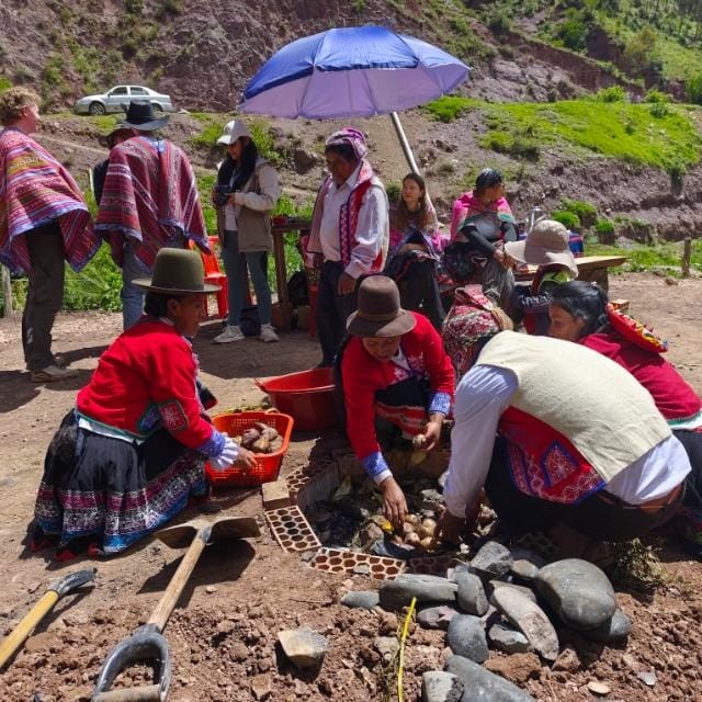 Preparación colectiva de la pachamanca (Pachamanka) con piedras calientes, Kallarayan, Cusco