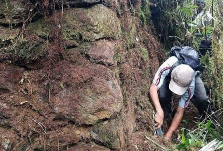 Trabajo de limpieza en uno de los muros del sitio piramidal de Lacco Mapacho