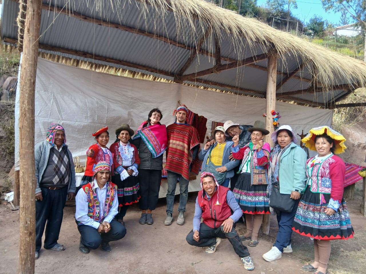 Grupo en el taller de tejido inca con textiles andinos, comunidad de Kallarayan